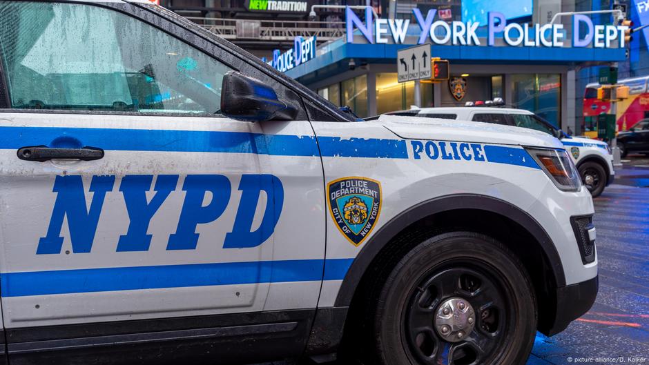 Police officer suspended after stranglehold in New York |  Currently America |  DW