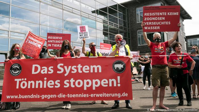 Protesta popular contra el sistema Tönnies en Gütersloh. 