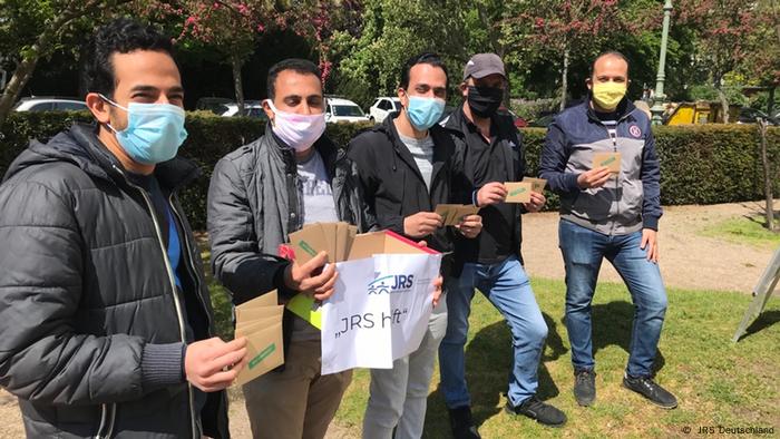 In Berlin verteilten Geflüchtete, die sich beim Flüchtlingsdienst engagieren, während des Corona-Shutdowns Lebensmittel-Gutscheine an Familien und Bedürftige (JRS Deutschland)
