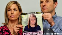 ARCHIV - 02.05.2012, Großbritannien, London: Kate und Gerry McCann, Eltern der vor 13 Jahren verschwundenen Britin Madeleine Maddie McCann halten bei einem Such-Aufruf das Foto ihrer Tochter.