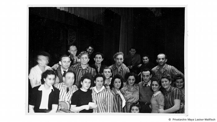 Gruppenbild im befreiten KZ Bergen-Belsen ( Privatarchiv Maya Lasker-Wallfisch)