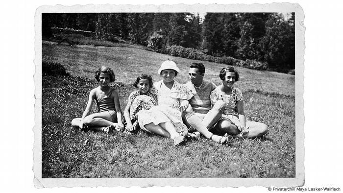 black and white photo of a family on a lawn (Privatarchiv Maya Lasker-Wallfisch)