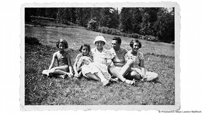 Familienfoto mit gezacktem Rand: Familie Lasker beim Ausflug, Eltern und die 3 Töchter sitzen auf der Wiese (Privatarchiv Maya Lasker-Wallfisch)