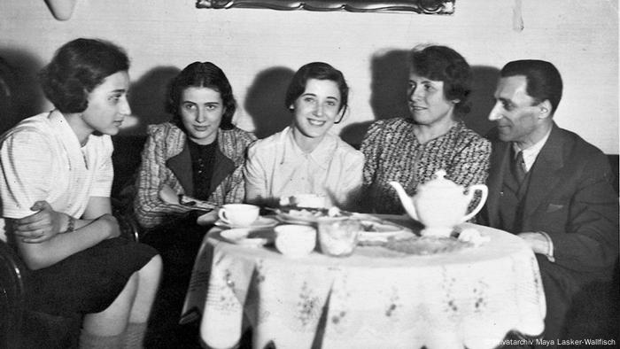 Father and mother Lasker with their daughters Marianne, Renate und Anita (Privatarchiv Maya Lasker-Wallfisch)