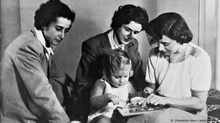 Photo of the three Lasker sisters with a toddler ( Privatarchiv Maya Lasker-Wallfisch)