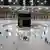 Saudi-Arabien einsame Pilger in Mekka an der Kaaba