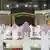 Saudische Gläubige beten mit Abstand zu einander die Tarawih-Gebete in der Mosche in Mekka 