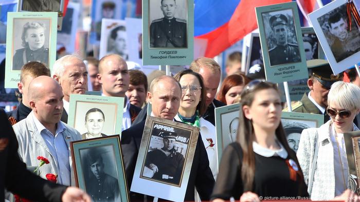 Russland Moskau Siegesparade 2015 Unsterbliches Regiment (picture-alliance/Russian Look/D. Golubovich)