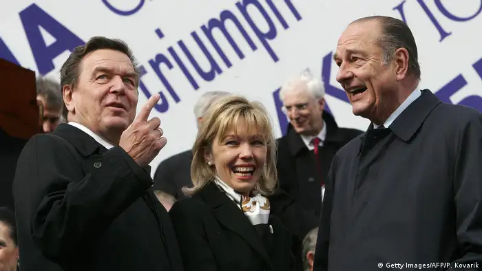 Russland Moskau Siegesparade 2005 Schröder und Chirac (Getty Images/AFP/P. Kovarik)