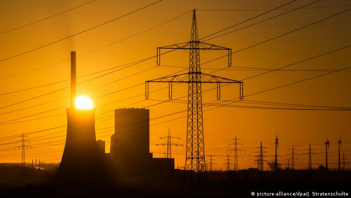 Steinkohlekraftwerk Mehrum in Niedersachsen in Deutschland am 16.1. 2020. Die Sonne scheint hinter einem Kühlturm. Das Kraftwerk steht auch ohne Kohleausstieg immer öfter still, die Kohleverstromung lohnt sich nicht mehr. Diese Situation hat sich durch die Coronakrise verschärft.
