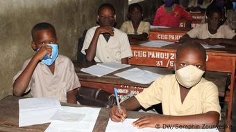 Les mesures de protection comme le port du masque sont toujours recommandées comme dans cette école de Cotonou. Les mesures de protection comme le port du masque sont toujours recommandées comme dans cette école de Cotonou.