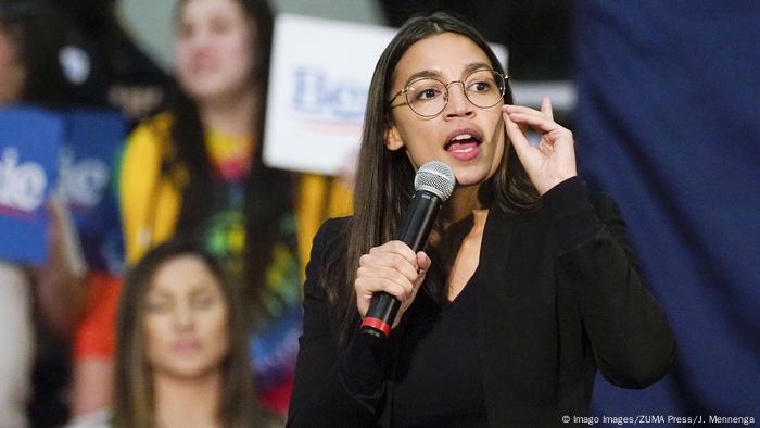 Alexandria Ocasio-Cortez bei einer Rede