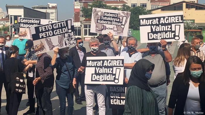 Proteste für Pressefreiteit und gegen Gerichtsverhandlung gegen Journalisten in Istanbul (DW/B. Mumay) Proteste für Pressefreiteit und gegen Gerichtsverhandlung gegen Journalisten in Istanbul (DW/B. Mumay)