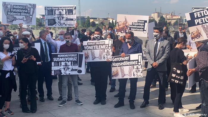 Türkiye gazeteciler, basın özgürlüğünün kısıtlanması yüzünden de baskı altında 