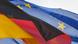 دو پرچم آلمان و اتحادیه اروپا در کنار در حال اهتزاز دو پرچم آلمان و اتحادیه اروپا در کنار در حال اهتزاز