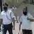 Indien Bhubaneswar | Polizei hilft blindem Mann über die Straße