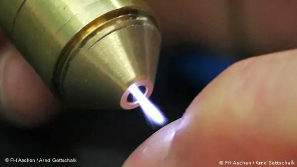 Plasmastrahler strahlt auf Fingernagel (Foto: FH Aachen)