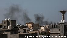 17.04.2020, Libyen, Tripolis: Schwarzer rauch steigt von der Salah Al-Din-Frontlinie über der Stadt auf. Bei Kämpfen in der libyschen Hauptstadt Tripolis sind vier Menschen getötet und mindestens 18 verletzt worden. Foto: Amru Salahuddien/XinHua/dpa +++ dpa-Bildfunk +++ |