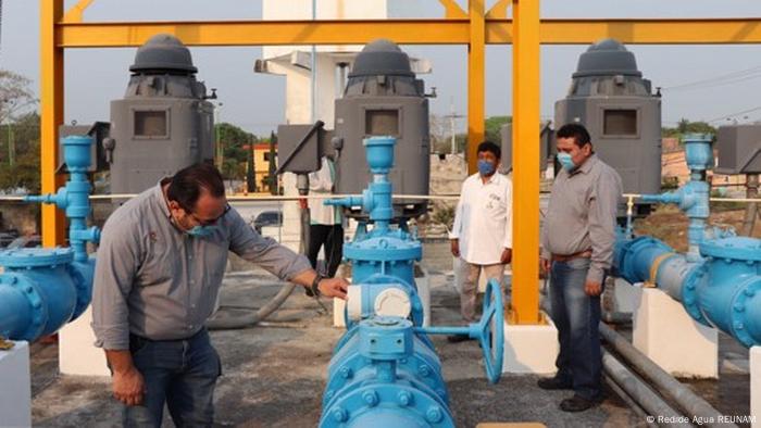 Expertos de la UNAM y funcionarios de la Ciudad de México inspeccionan el funcionamiento de una planta de agua. 