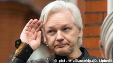 ARCHIV - 19.05.2017, Großbritannien, London: Julian Assange, Wikileaks-Gründer, grüßt auf dem Balkon der Botschaft von Ecuador. (zu dpa: US-Justiz erlässt neue Anklage gegen Wikileaks-Gründer Assange) Foto: Dominic Lipinski/PA Wire/dpa +++ dpa-Bildfunk +++ |
