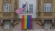 25.06.2020, Russland, Moskau: 6273391 25.06.2020 A rainbow flag, commonly known as the gay pride flag or LGBT pride flag, is seen hanging on the facade of the the U.S. Embassy building to mark the anniversary when it was flew for the first time at the San Francisco Gay Freedom Day Parade celebration on June 25, 1978, in Moscow, Russia. Alexey Maishev / Sputnik Foto: Alexey Maishev/Sputnik/dpa |