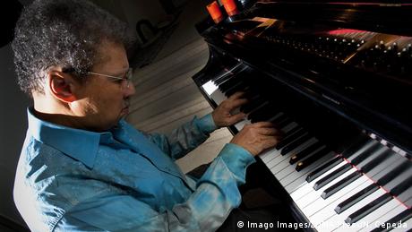 Anthony Davis vor der Klaviertastatur sitzend (Imago Images/ZUMA Press/N. Cepeda)