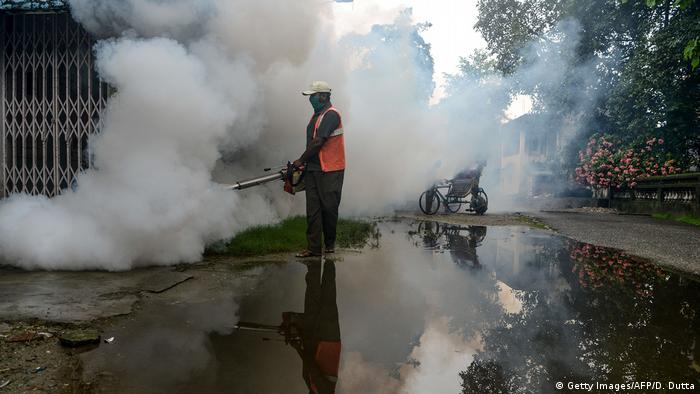 Indien Siliguri Wetter & Monsun | Maßnahme gegen Moskitos (Getty Images/AFP/D. Dutta)