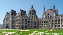 Ungarn: Das Parlamentsgebäude in Budapest, gesehen von Osten.
Foto vom 13. Juni 2019. | Verwendung weltweit