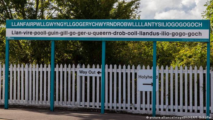Llanfairpwllgwyngyllgogerychwyrndrobwllllantysiliogogogoch in Wales (picture-alliance/imageBROKER/T. Schäffer)