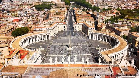 Измами корупция изнудване пране на пари десет служители на Ватикана