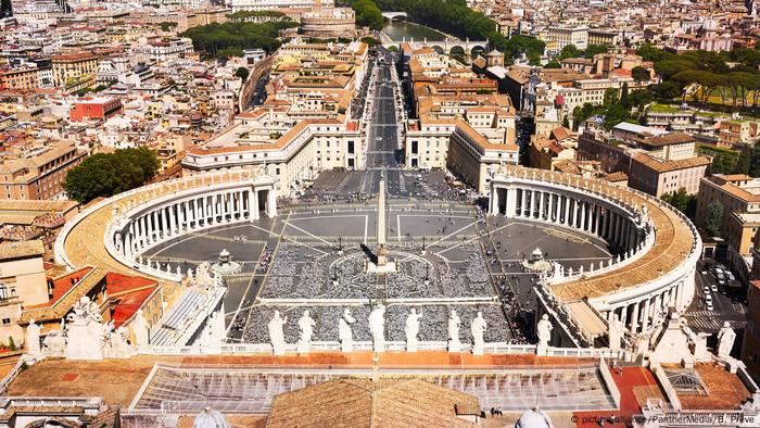 Измами, корупция, изнудване, пране на пари: десет служители на Ватикана,