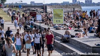 Толпы отдыхающих на набережной в Мальмё, июнь 2020 года
