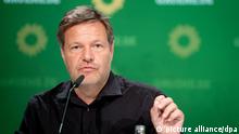 26.06.2020, Berlin: Robert Habeck (l), Bundesvorsitzender von Bündnis 90/Die Grünen, stellt den ersten Entwurfs zum neuen Grundsatzprogramm von Bündnis 90/Die Grünen auf einer Pressekonferenz vor. Foto: Kay Nietfeld/dpa | Verwendung weltweit