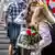 България посреща чужди туристи с рози на летището в Бургас