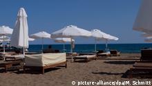 20.06.2020, Türkei, Antalya: Strandliegen und Sonnenschirme stehen am menschenleeren Strand an einer Hotelanlage. Die Türkei gilt als Corona-Risikogebiet, und auch die Reisewarnung wird wohl nicht zeitnah aufgehoben. Foto: Mirjam Schmitt/dpa | Verwendung weltweit
