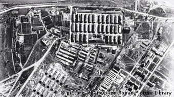 Αεροφωτογραφία του γιγαντιαίου στρατοπέδου εξόντωσης Άουσβιτς-Μπίρκεναου τον Απρίλιο του 1944 Αεροφωτογραφία του γιγαντιαίου στρατοπέδου εξόντωσης Άουσβιτς-Μπίρκεναου τον Απρίλιο του 1944