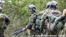 Fallschirmjäger des Kommando Spezialkräfte (KSK) bereiten sich am 10.05.2017 in der Nähe von Ahrenviölfeld (Schleswig-Holstein) nach ihrem Absprung auf den Einsatz vor. Bis zum 19.05.2017 beteiligen sich rund 3.500 deutsche und niederländischen Soldaten an der Großübung «Red Griffin/Colibri 50» der Division Schnelle Kräfte. Foto: Carsten Rehder/dpa | Verwendung weltweit