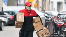 Wieder Heinsberg: Mindestens 42 Beschaeftigte eines Paketzustellers haben sich mit dem Coronavirus infiziert. Hunderte weitere werden nun getestet. Die Reproduktionsrate im Landkreis ist sehr hoch.
Archivfoto:
Oeffentliches Leben in Zeiten der Coronavirus Pandemie am 29.04.2020 in Muenchen.
Ein Paketbote mit Mund-Nasenschutz, Mund-Nase-Maske, Mund-Nase Schutz, Maske, Masken traegt Pakete unter dem Arm.
DPD Paketdienst,Zustellung.
Â | Verwendung weltweit