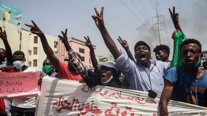 متظاهرون في الخرطوم ينادون بالحرية والسلام والعدالة