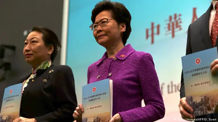 Hongkong | Tag des 23 Jubiläum der Übergabe an China: Carrie Lam mit Kopie des neuen Sicherheitsgesetzes