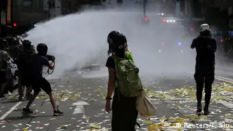 Hongkong | Pro-Democracy Proteste am Tag des 23 Jubiläum der Übergabe an China: Polizei setzt Wasserwerfer ein
