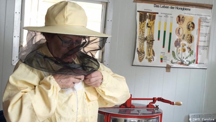 Pakaian peternak lebah yang terlihat seperti astronot. (DW/S. Caroline)