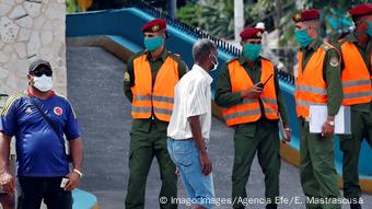 Policía en La Habana.