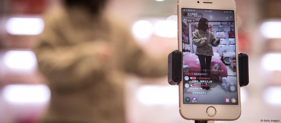 China Wuhan | Eine Moderatorin präsentiert Waren über Online Broadcast