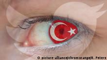 Symbolbild fuer die Internet Zensur von Social Media Plattformen durch ein von Ministerpraesident Erdogan verabschiedetes Gesetz in der Tuerkei Logo von Twitter im Auge einer Frau mit Flagge der Tuer | Verwendung weltweit