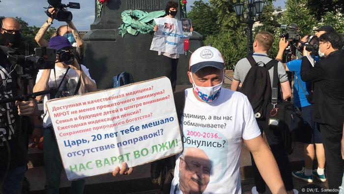 Ein Mann hält vor dem Puschkin-Denkmal im Zentrum Moskaus ein Protestplakat hoch 