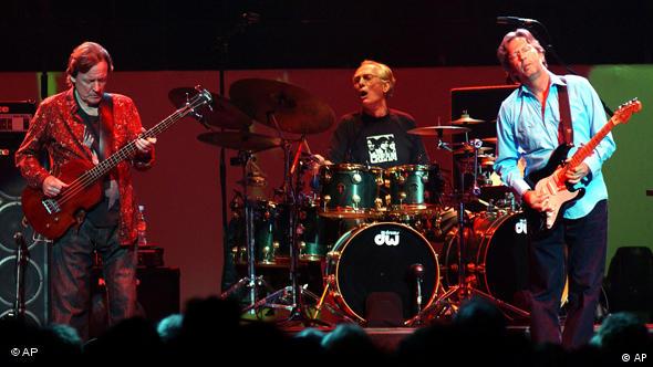 Auf der Bühne von links: Jack Bruce, Ginger Baker und Eric Clapton