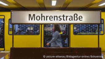 Eine U-Bahn hält an der Station Mohrenstraße