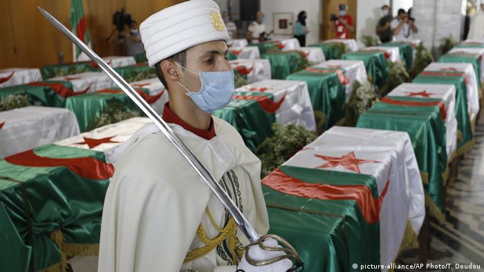 Ein algerischer Soldat bewacht die sterblichen Überreste von Opfern der französischen Kolonialherrtschaft, die Frankreich Algerien im Juli 2020 übergeben hatte