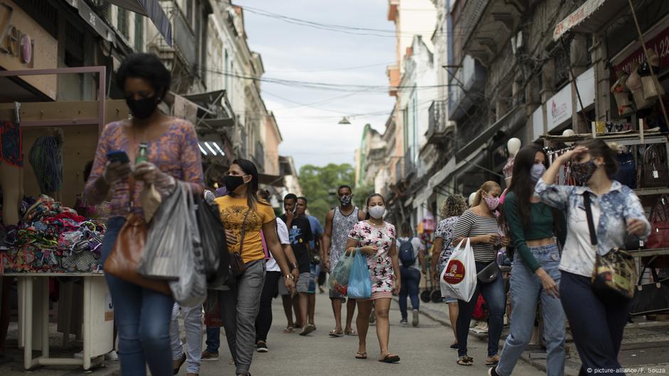 Brasil se aproxima de 165 mil mortes por covid-19